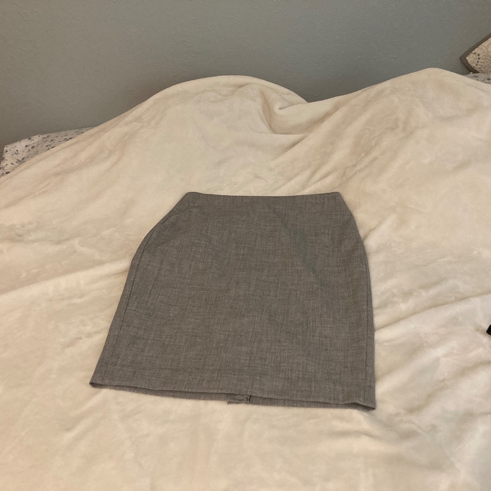 Banana Republic Grey pencil skirt - size 6